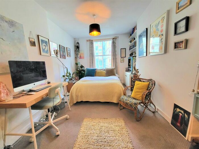 2 Bedroom Flat To Rent In Kingsland Road, London, E8