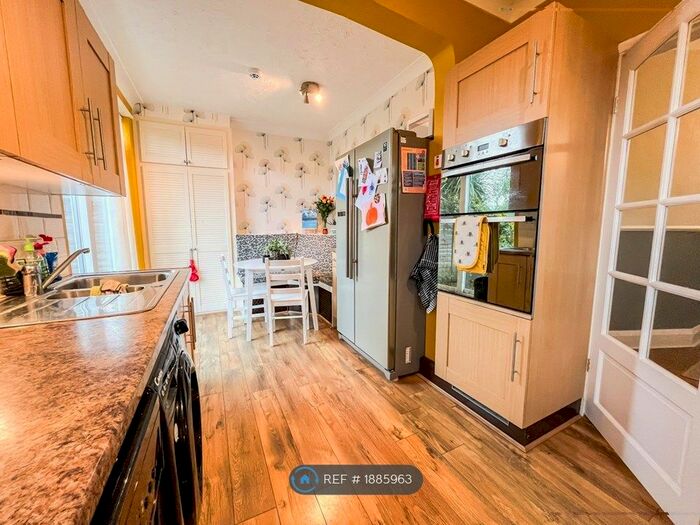 3 Bedroom Semi-Detached House To Rent In St. Hildas Road, Doncaster, DN4