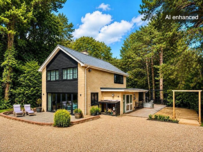 3 Bedroom Detached House For Sale In May Avenue, Lymington, Hampshire, SO41