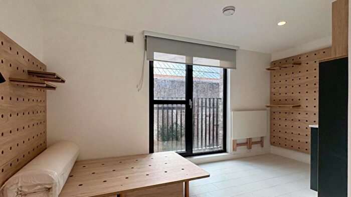 Studio To Rent In Commercial Road, London, E14