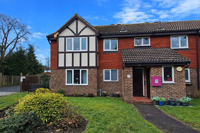 2 Bedroom Flat For Sale In Chartwell Drive, Farnborough, Kent, BR6