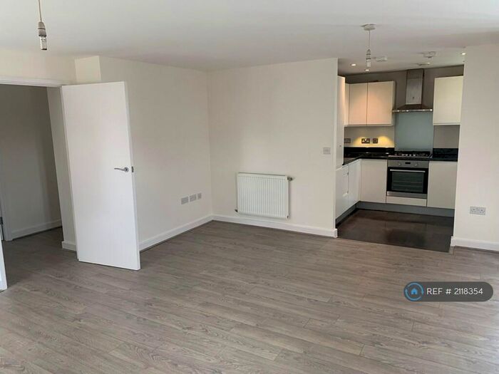 2 Bedroom Flat To Rent In New Mossford Way, Barkingside, IG6