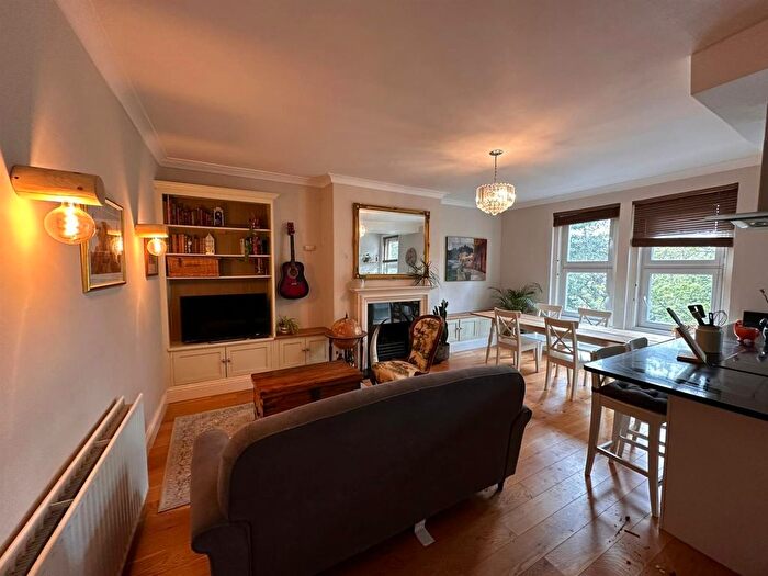 2 Bedroom Flat For Sale In Valley Drive, Harrogate, HG2