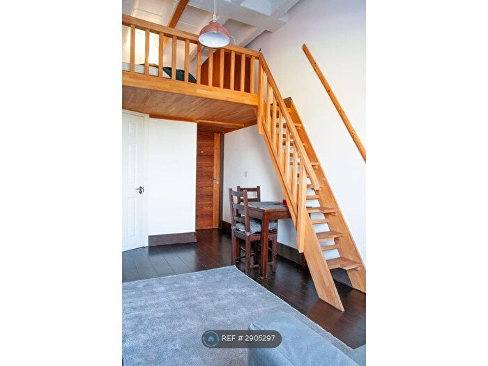 Studio To Rent In Edgware Road, London, NW2