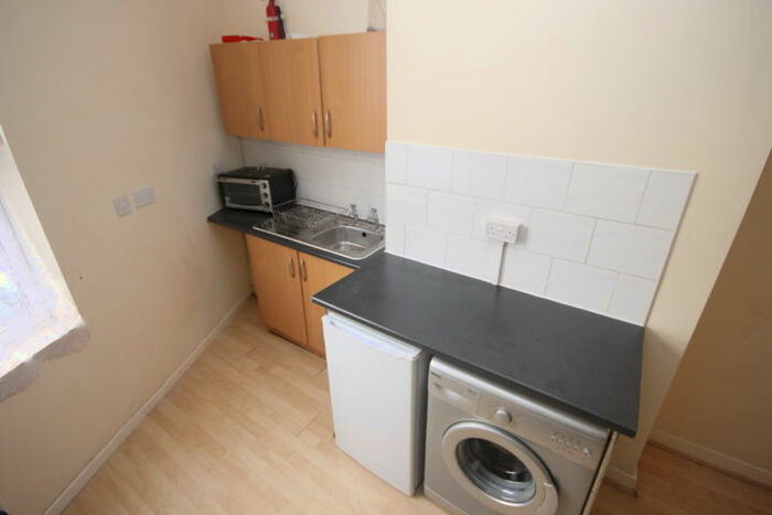 1 Bedroom Flat To Rent In Woodview Street, Beeston, Leeds, LS11