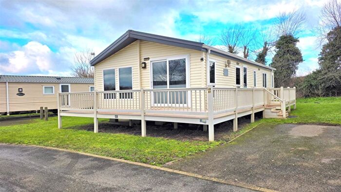 3 Bedroom Mobile/park Home For Sale In Castle Walk, Butt Lane, Burgh Castle, NR31
