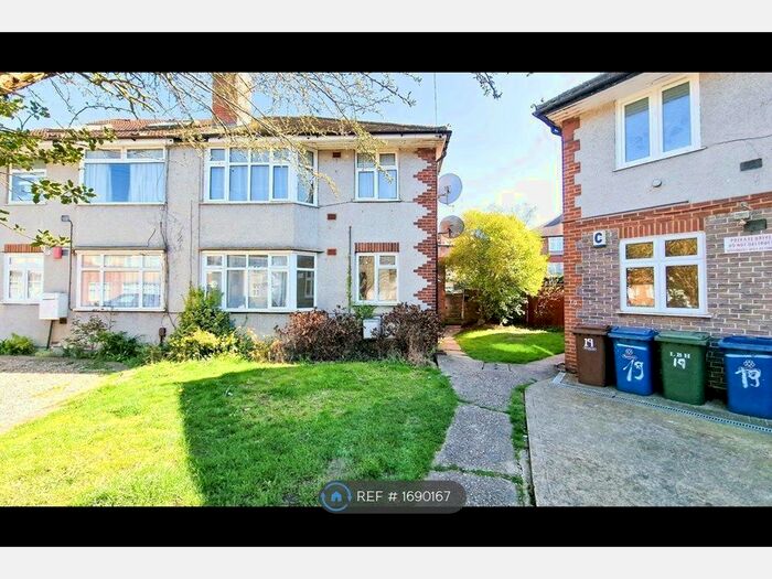 2 Bedroom Flat To Rent In Methuen Close, Edgware, HA8