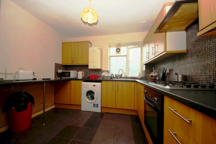 2 Bedroom Flat To Rent In Kingston Hill, KT2