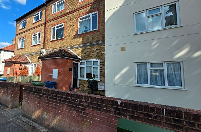 1 Bedroom Flat For Sale In Buckingham Road, Edgware, HA8
