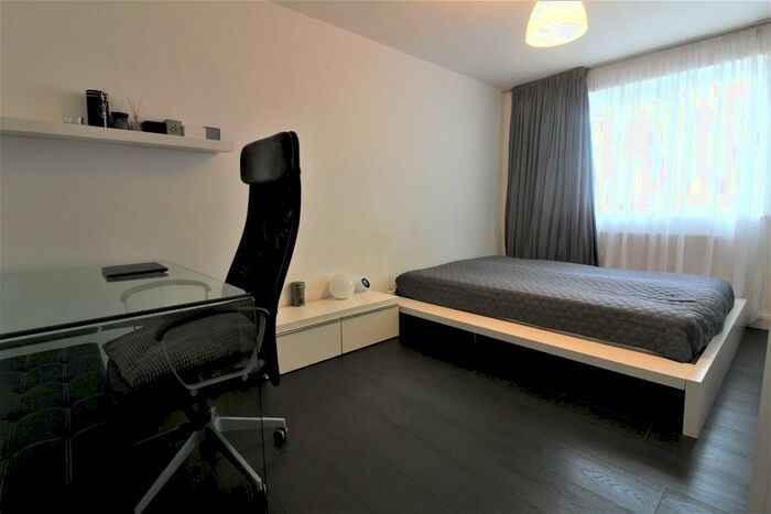 2 Bedroom Ground Flat To Rent In Mintern Close, Hedge Lane, N13