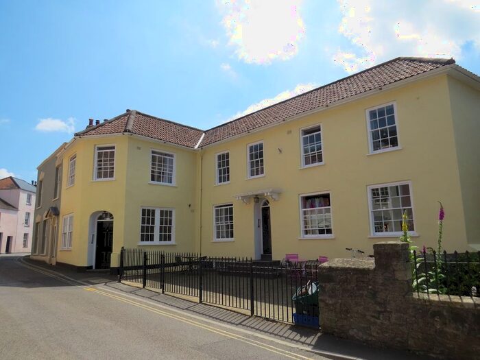 2 Bedroom Flat To Rent In West Street, Axbridge, Somerset., BS26