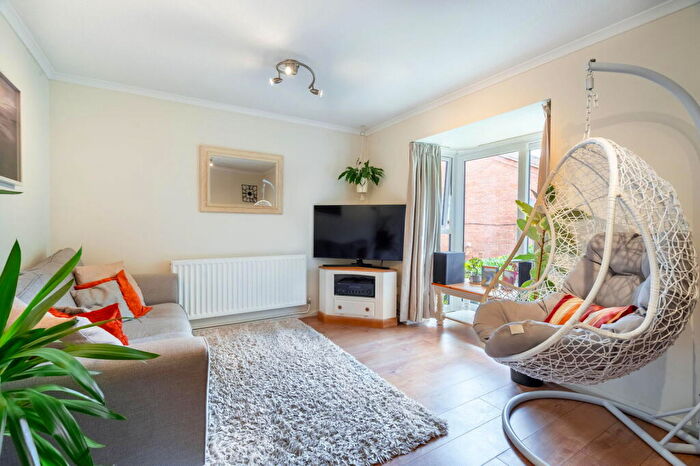 2 Bedroom Apartment For Sale In Taylor Close, St. Albans, AL4