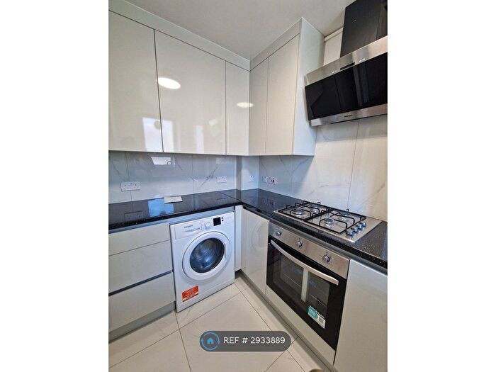 4 Bedroom Flat To Rent In White City Estate, London, W12