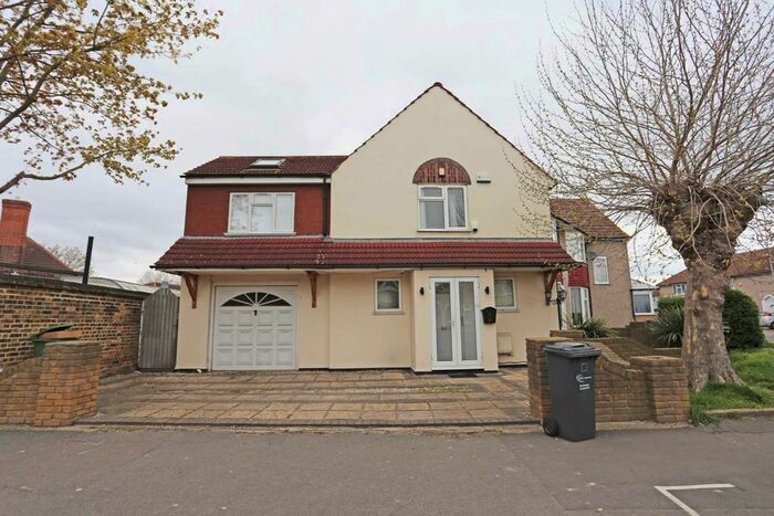 4 Bedroom End Of Terrace House To Rent In Langley Crescent, Dagenham, RM9