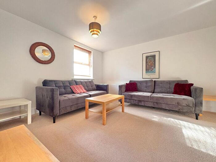 2 Bedroom Flat To Rent In Gardenhurst, Cardigan Road, Headingley, Leeds, LS6