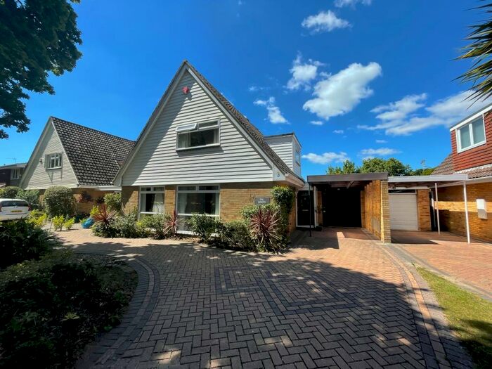 4 Bedroom Chalet To Rent In Wharncliffe Road, BH23