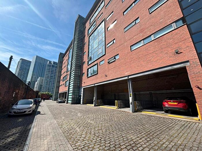 2 Bedroom Apartment To Rent In Bed In Waterside Development, L3