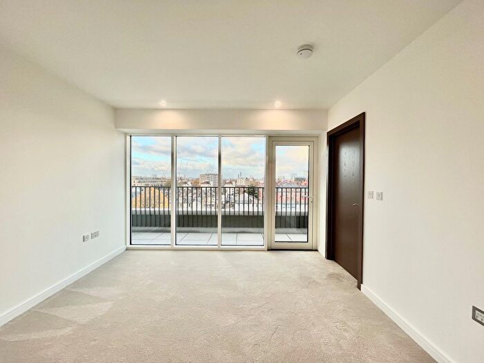 3 Bedroom Flat To Rent In Parrs Way, London, W6