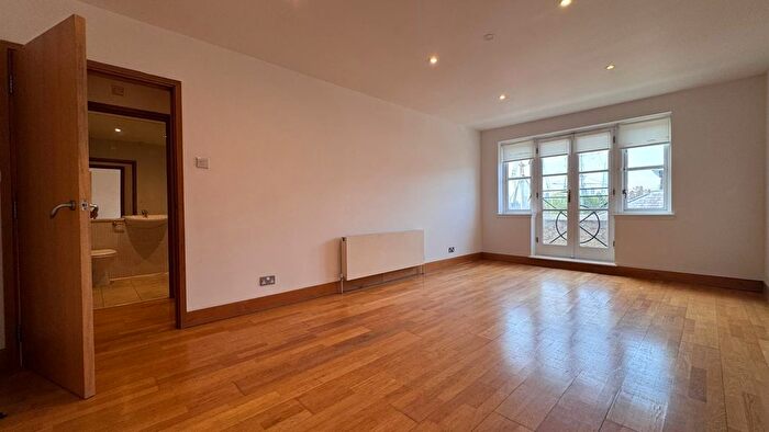 2 Bedroom Flat To Rent In Kingsley Mews, London, E1W
