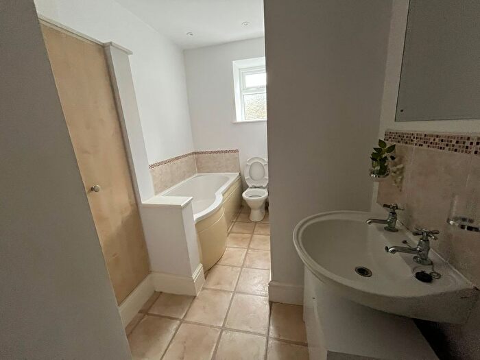 2 Bedroom End Of Terrace House To Rent In Ripponden Road, Oldham, OL4