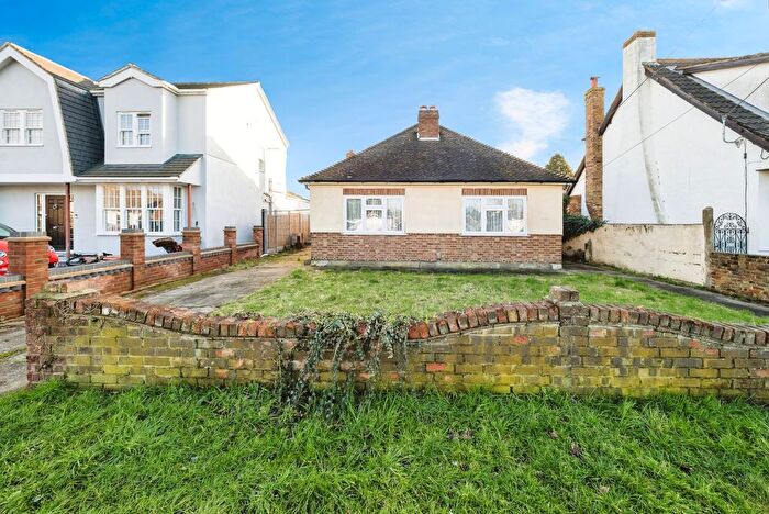 3 Bedroom Bungalow For Sale In Farm Road, Rainham, RM13