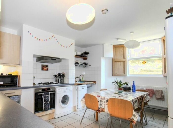 6 Bedroom Terraced House To Rent In Cliff Mount, Leeds, LS6