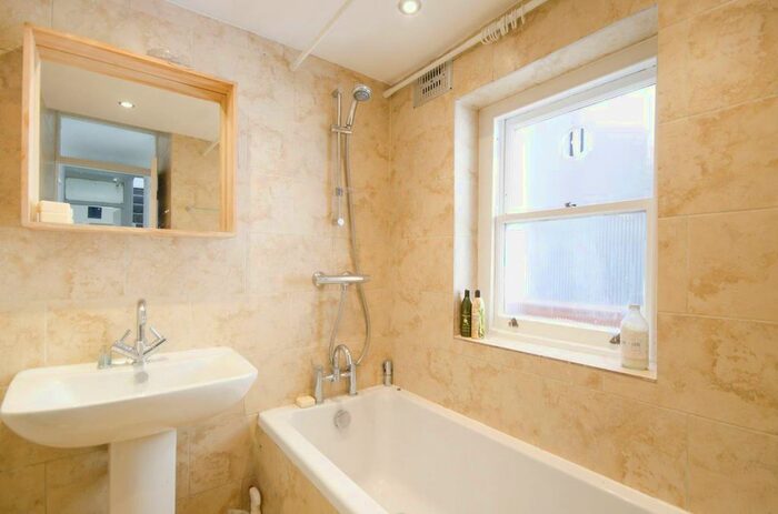 3 Bedroom Flat To Rent In Loughborough Road, Brixton, London, SW9