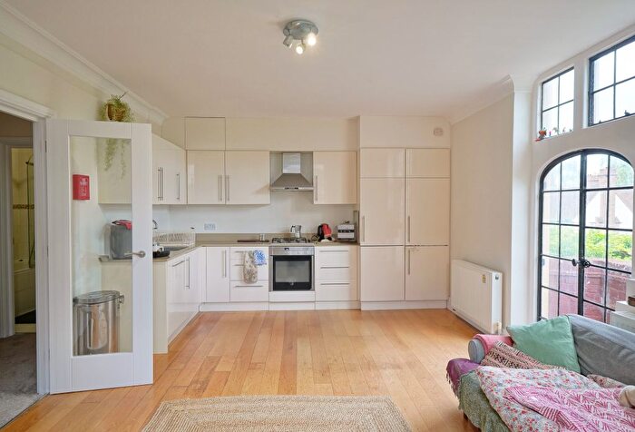 4 Bedroom Flat To Rent In Meadway Court, Meadway, NW11