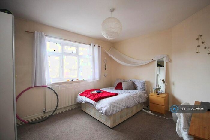 3 Bedroom Flat To Rent In Weston Court, Kingston Upon Thames, KT1