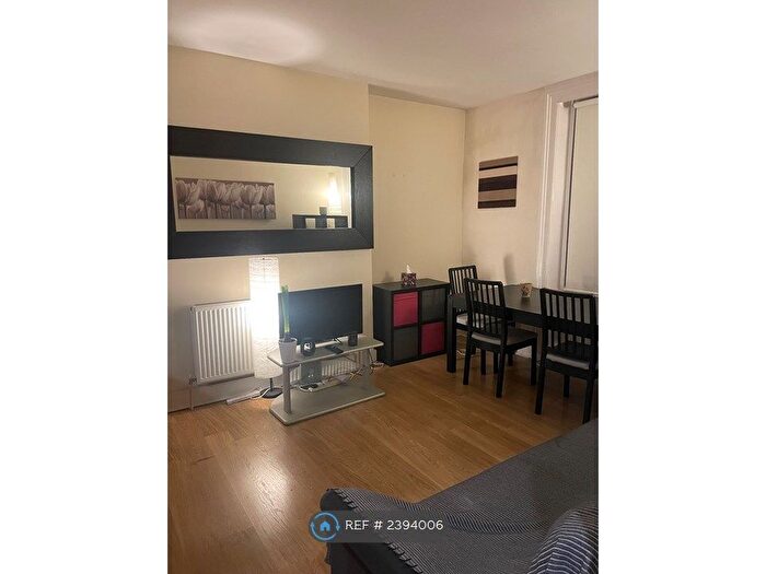 3 Bedroom Flat To Rent In Cargreen Road, London, SE25