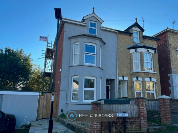 4 Bedroom Semi-Detached House To Rent In Bellevue Road, Cowes, PO31