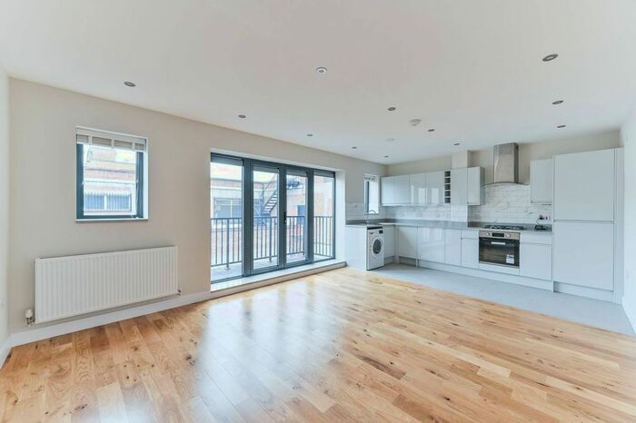 2 Bedroom Flat To Rent In Tooting High Street, Tooting Broadway, London, SW17
