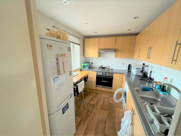 Flat To Rent In Avalon Close, Enfield, EN2