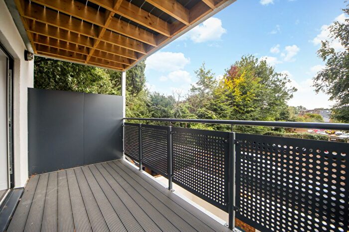 3 Bedroom Flat To Rent In London Street, Chertsey, KT16