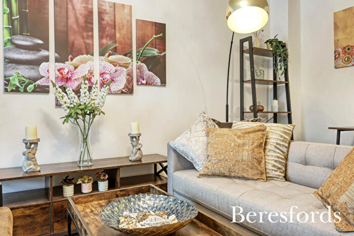3 Bedroom End Of Terrace House For Sale In Apsley Mews, Victoria Road, RM1