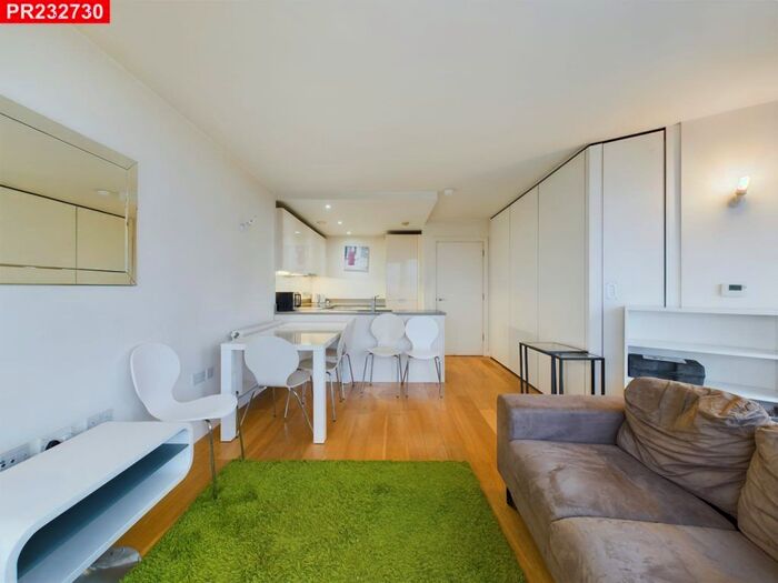 3 Bedroom Flat To Rent In Station Approach, Hayes, UB3