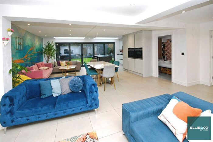 3 Bedroom Semi Detached House To Rent In The Vale, Golders Green, NW11