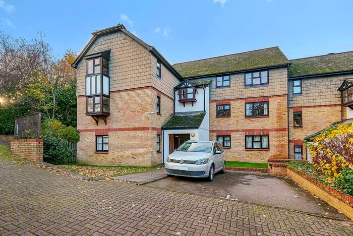 2 Bedroom Apartment To Rent In Pages Hill, London, N10