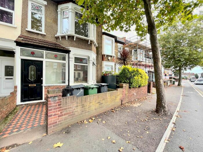 3 Bedroom Flat To Rent In Markhouse Road, London E17