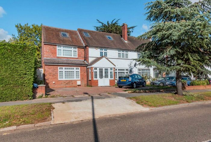 6 Bedroom Semi-Detached House For Sale In Albury Drive, Pinner, HA5