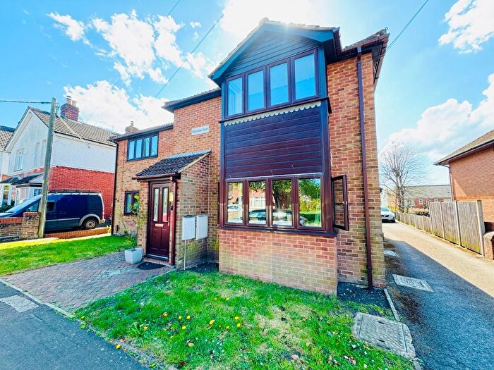 2 Bedroom Property To Rent In New Road, Netley Abbey, SO31