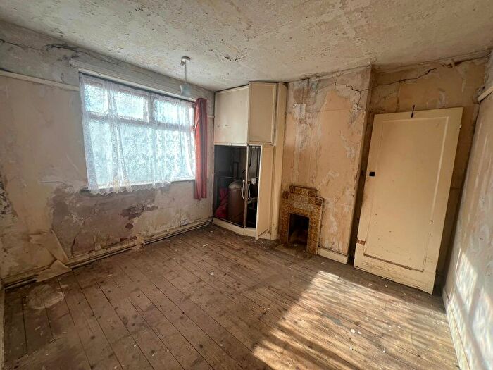 3 Bedroom End Of Terrace House For Sale In Sullivan Road, Courthouse Green, Coventry, West Midlands, CV6
