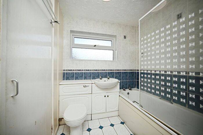 2 Bedroom Flat For Sale In Bacon Drive, Taunton, TA1