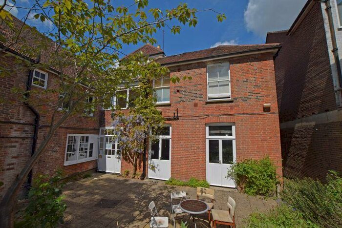 1 Bedroom Flat To Rent In High Street, Alton, Hampshire, GU34