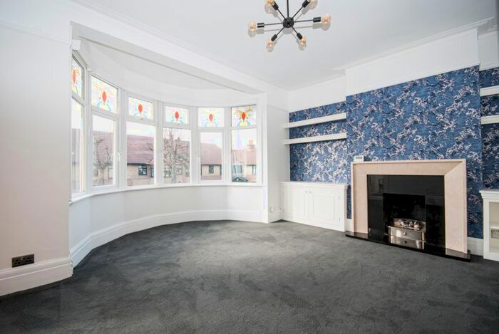 2 Bedroom Flat To Rent In Hillside Crescent, Leigh On Sea, Essex, SS9