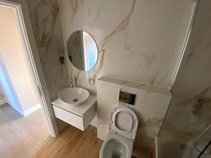 2 Bedroom Flat To Rent In Perry Mansions, Catford Hill, Lewisham, London, SE6