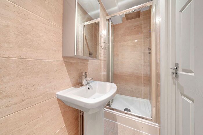 Studio To Rent In Barnett Street, Whitechapel, London, E1