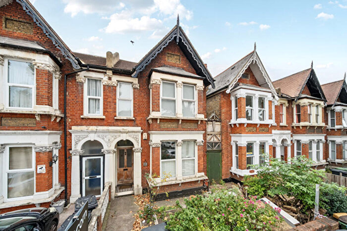2 Bedroom Apartment For Sale In Brownhill Road, Catford, London, SE6