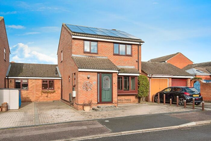 3 Bedroom Link Detached House For Sale In Jubilee Gardens, Biggleswade, Bedfordshire, SG18