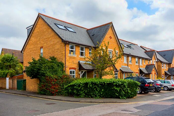 4 Bedroom End Of Terrace House To Rent In Wycliffe Road London, SW11